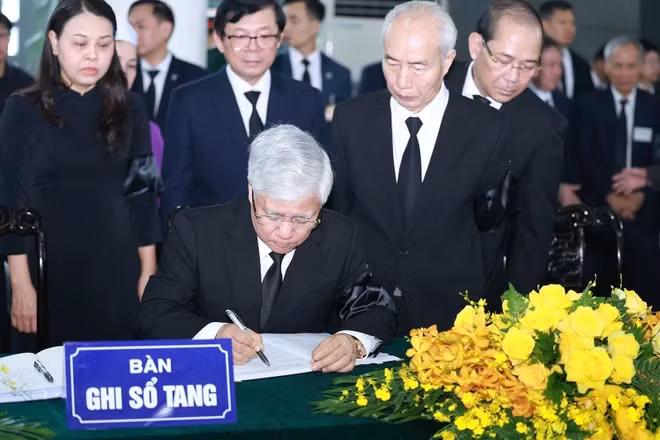 越共中央政治局委员、中央书记处书记、越南祖国阵线中央委员会主席杜文战在吊唁簿上题词。