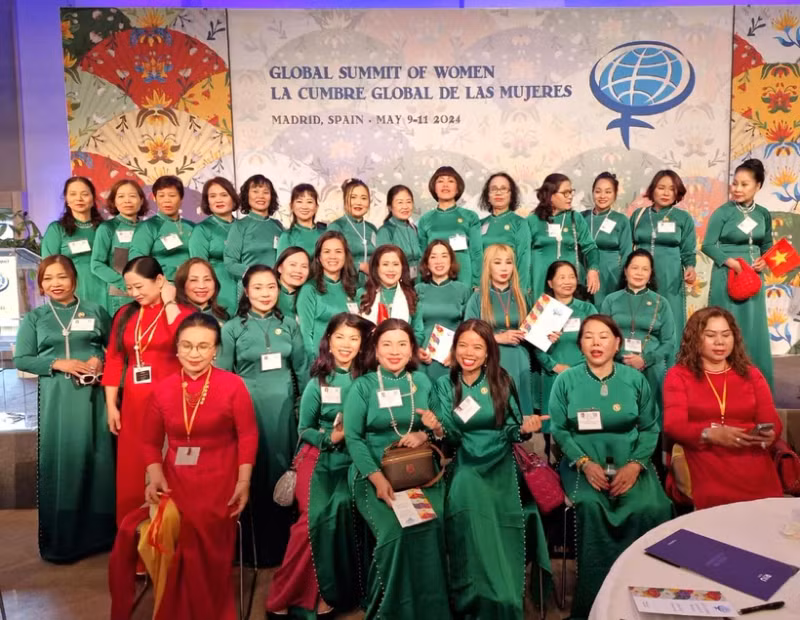 出席全球妇女峰会的欧洲越南妇女论坛代表团。