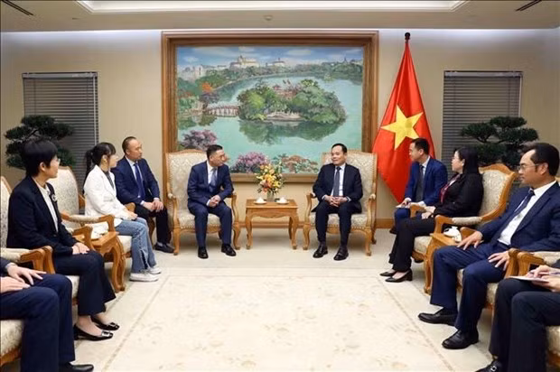 越南政府副总理陈流光会见中国舜宇集团董事长叶辽宁。
