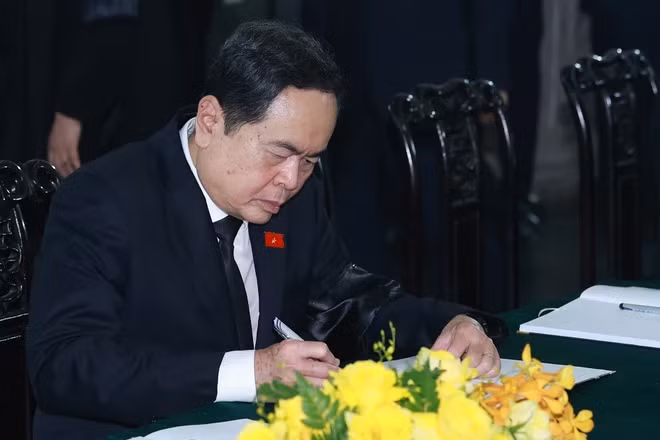 越共中央政治局委员、国会主席陈青敏在吊唁簿上题词。