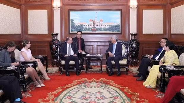 胡志明市人民委员会副主席武文欢会见古巴与各国人民友好协会主席费尔南多·冈萨雷斯。