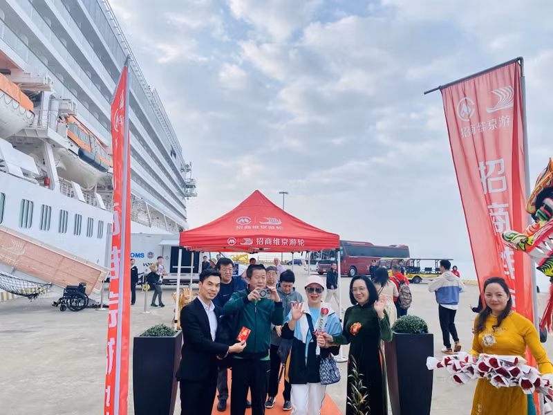 招商伊敦号邮轮游客欢迎仪式。