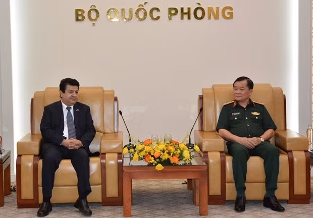 越共中央委员、越南国防部副部长黄春战上将会见智利驻越大使塞尔吉奥·纳雷亚·古兹曼(Sergio Narea Guzman)。