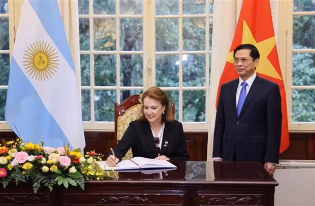 阿根廷外交、国际贸易和宗教事务部部长迪亚娜·埃莱娜·蒙迪诺在留言薄上题词。