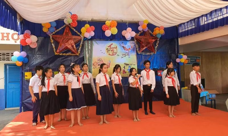 新进高棉族 – 越南友谊小学校为学生们举行欢度中秋活动。