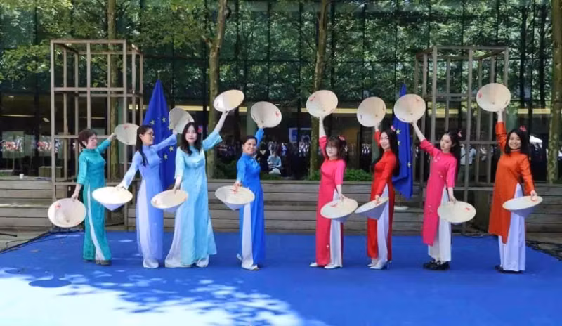 越南传统奥黛表演。