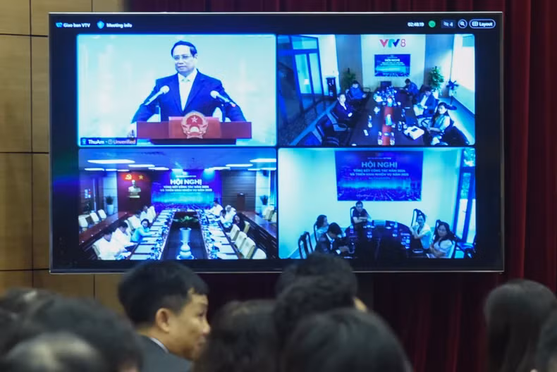 会议以线上和线下相结合方式举行。