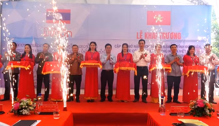 嫰迪（越南） – 会侠（老挝）边境通道开通仪式。