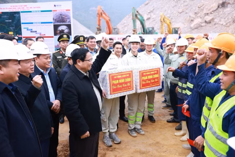 2月2日，越南政府总理、交通运输部门国家重点工程项目国家指导委员会主任范明正实地考察谅山省同登-高平省茶岭高速公路施工进度并给现场工作人员致以新春祝福。
