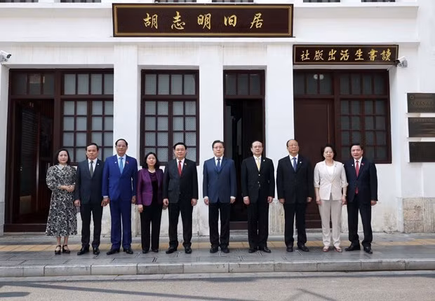 越南国会主席王廷惠与中国全国人大常委会副委员长王东明等领导人在胡志明主席旧居合影。