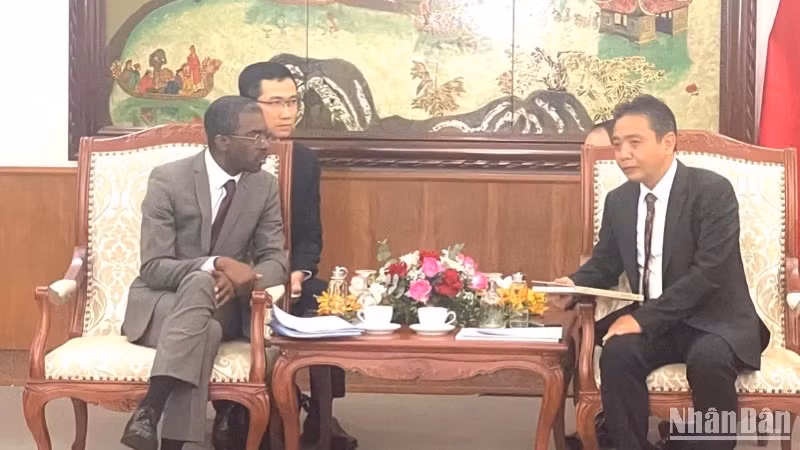 黄道疆副部长（右）与拉扎尔·埃隆杜·阿索莫先生。