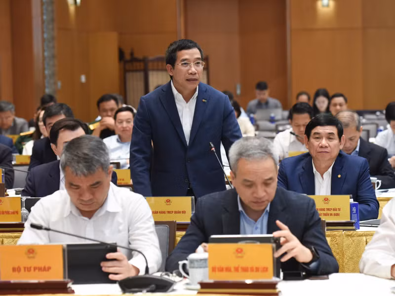 越南军队股份商业银行董事长刘忠泰发表讲话。