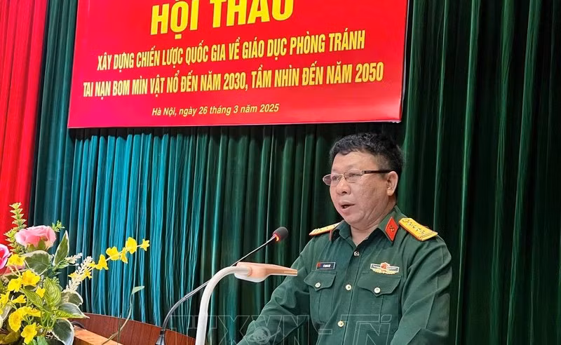 越南国家地雷行动中心副主任黎光和大校发表讲话。（图片来源：越通社）