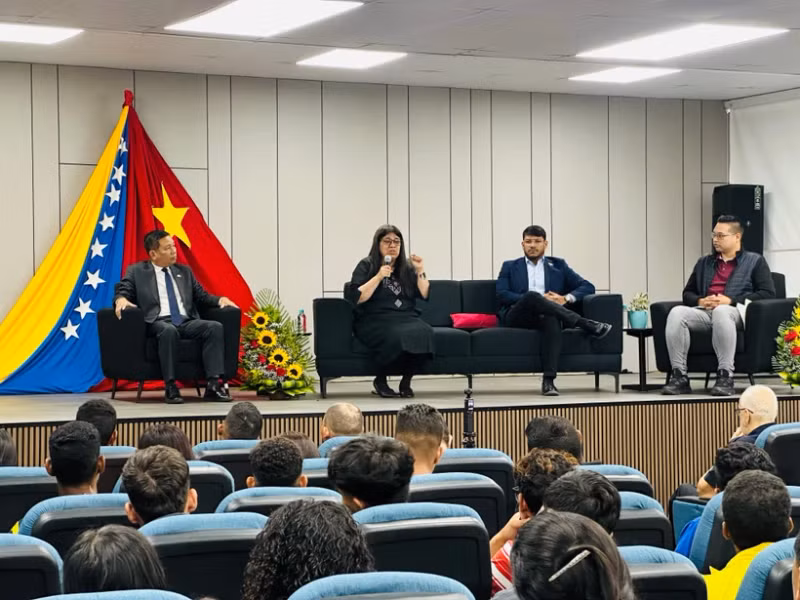 纪念越南南方解放、国家统一50周年集会场景。（图片来源：越通社）