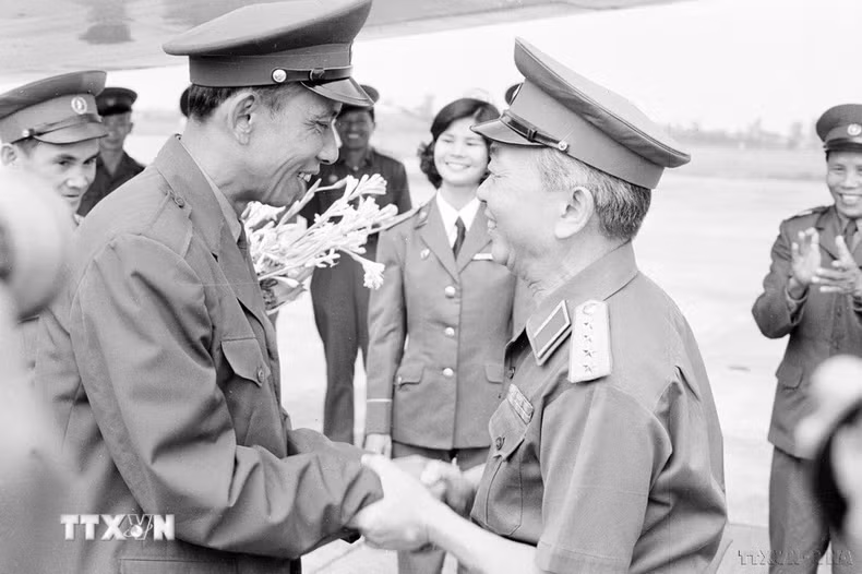 1977年，越南国防部长武元甲大将会见访越的老挝政府副总理、国防部长坎代·西潘敦。