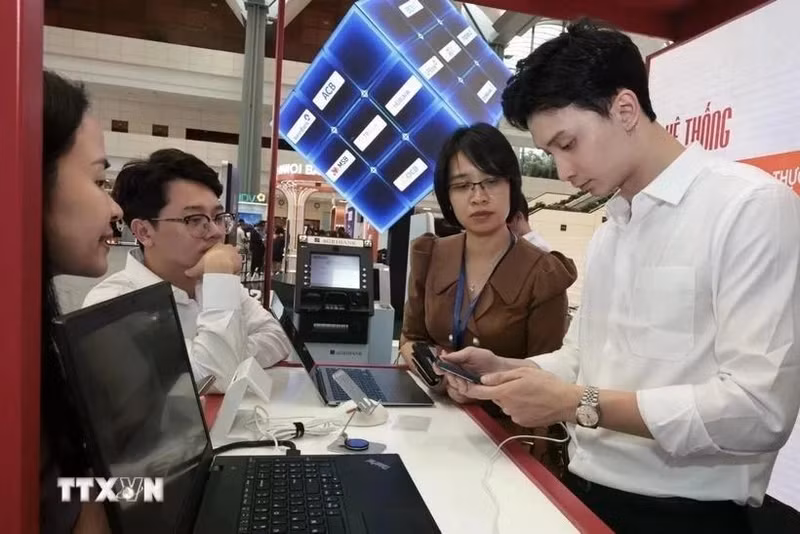 银行工作人员引导客户使用在线服务。（图片来源：越通社）