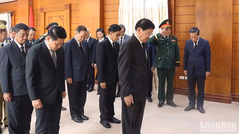 老挝人民革命党中央总书记、国家主席通伦·西苏里吊唁原国家主席陈德良。