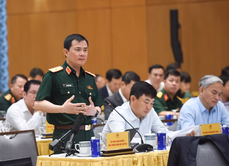 越南军队电信工业集团董事长兼总经理曹德胜少将在会上发表讲话。