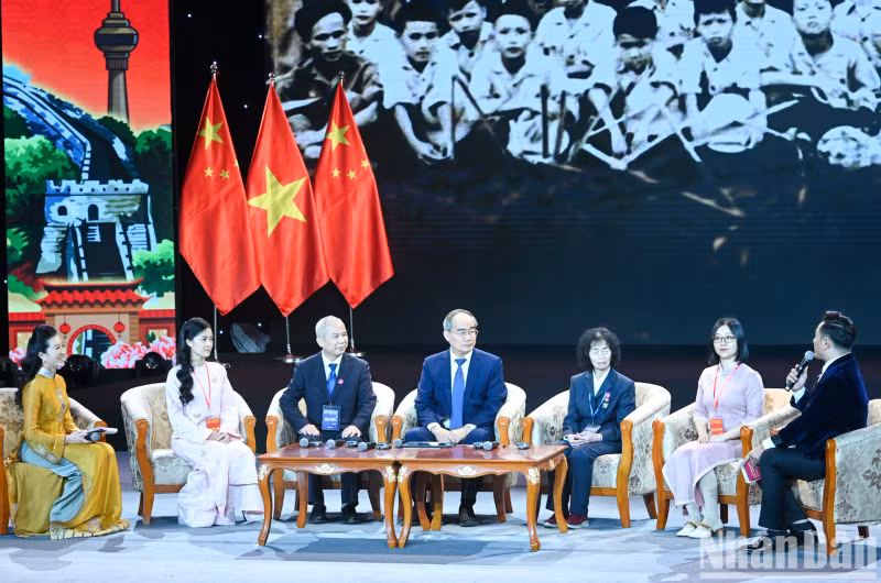 出席见面会的嘉宾进行交流。