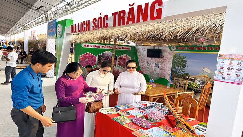 游客探索朔庄特色旅游产品。 游客探索朔庄特色旅游产品。