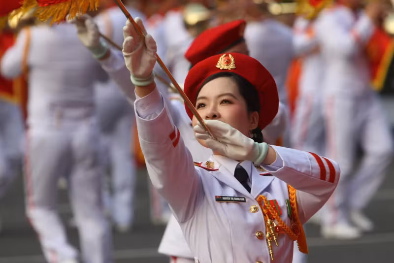 仪式上的“祖国充满喜悦”艺术枪舞与军乐表演。