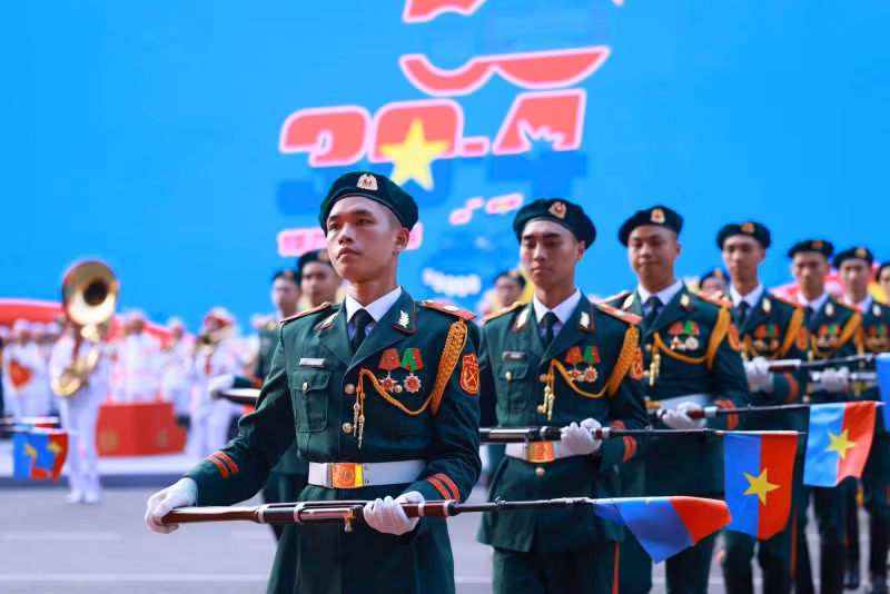 仪式上的“祖国充满喜悦”艺术枪舞与军乐表演。