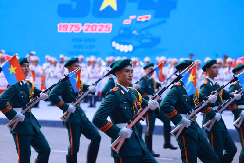 仪式上的“祖国充满喜悦”艺术枪舞与军乐表演。