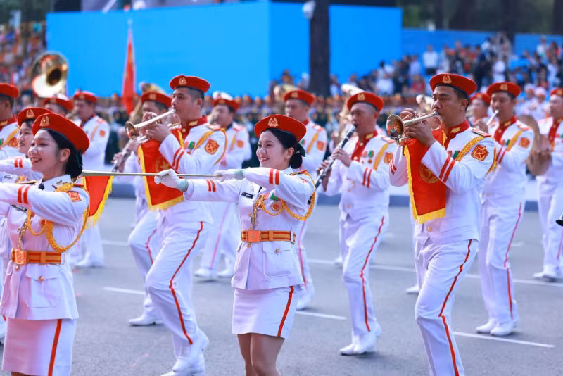 仪式上的“祖国充满喜悦”艺术枪舞与军乐表演。