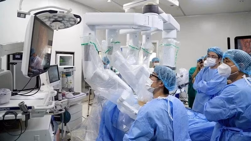 肿瘤医院医生使用机器人为消化道癌症患者进行手术。