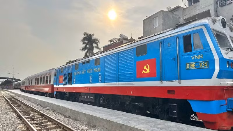 “红凤凰号”豪华旅游列车正式开通 。
