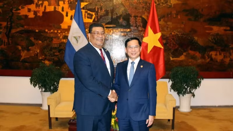 越南政府副总理兼外交部长裴青山（右）与尼加拉瓜外长范德拉克·扬施克（图片来源：越通社）