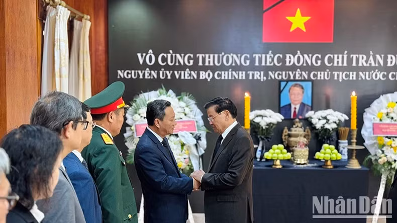 老挝人民革命党中央总书记、国家主席通伦·西苏里向越南驻老挝大使阮明心表示慰问。