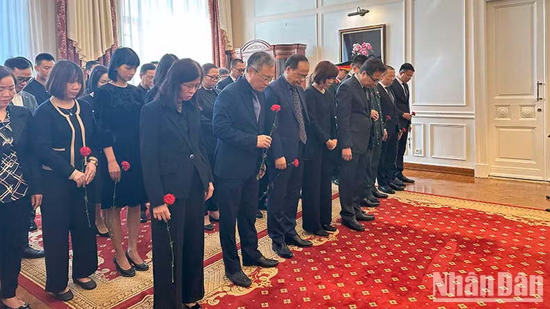 邓明魁大使与越南驻俄罗斯大使馆工作人员和各位代表吊唁原国家主席陈德良同志逝世。