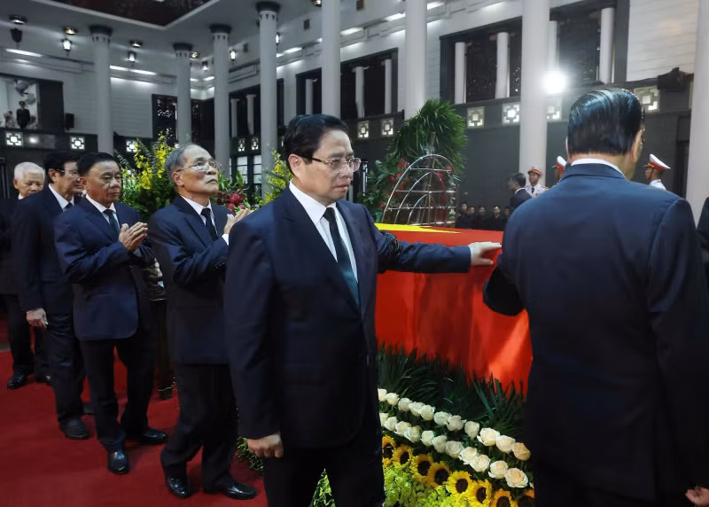 越共中央委员会代表团怀着无限悲痛的心情向陈德良同志表示哀悼。