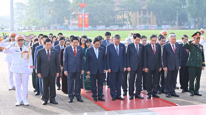 越南国会代表前往胡志明主席陵敬献花圈。