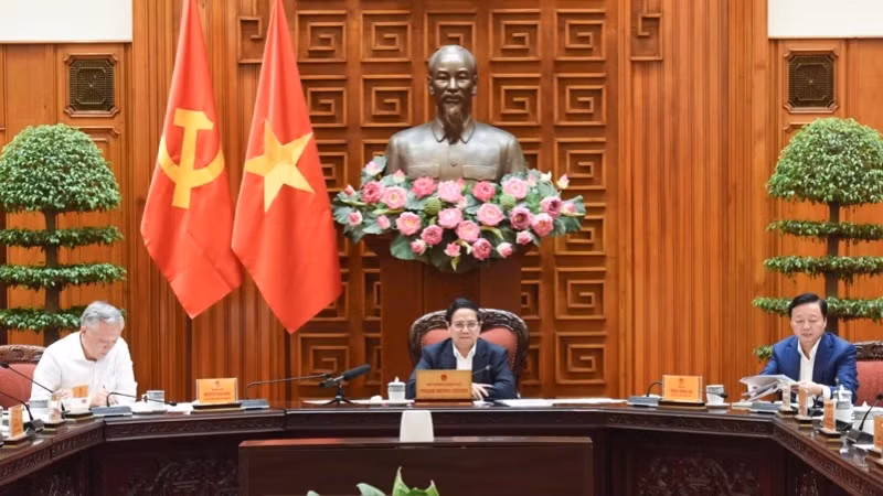 越南政府总理范明正主持召开政府常务会议。