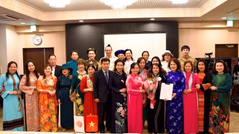越南奥黛遗产俱乐部的代表与越南驻日本大使馆干部合影留念。