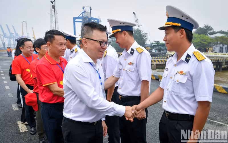越共中央委员、《人民报》社总编辑、中央宣教与民运部副部长、越南新闻工作者协会主席黎国明和代表团成员向送行的第125旅海军官兵告别，踏上前往长沙之旅。