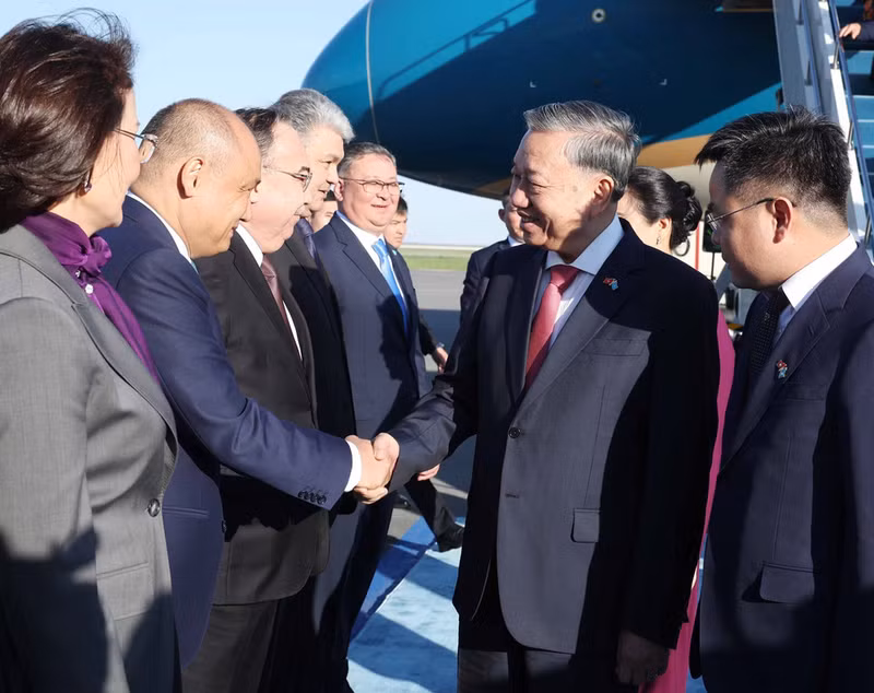 哈萨克斯坦领导人来到努尔苏丹·纳扎尔巴耶夫国际机场迎接越共中央总书苏林一行访哈。（图片来源： 越通社）