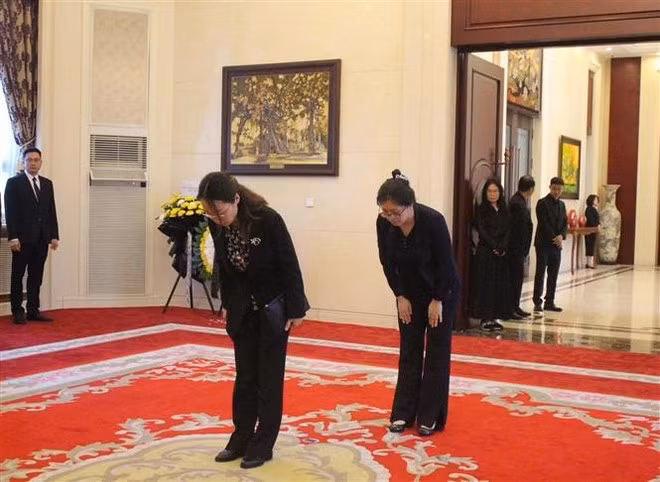 中共中央对外联络部代表团吊唁原国家主席陈德良逝世。（图片来源：越通社）