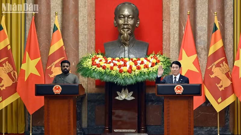 越南国家主席梁强（右）与斯里兰卡总统阿努拉·库马拉·迪萨纳亚克共同会见了记者。