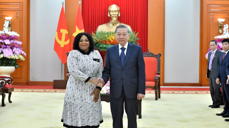 苏林总书记与莫库亚尼副秘书长合影留念。