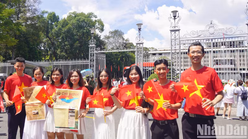 据本报记者4月25日中午11时现场报道，众多国内外游客聚集在独立宫前排队参观，场面热闹非凡。