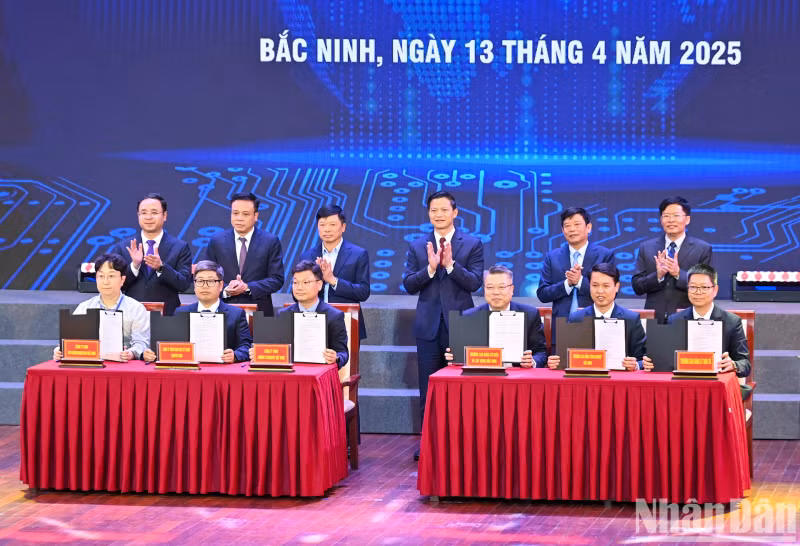 北宁省领导出席学校与企业之间关于数字人力资源培训的合作签约仪式。