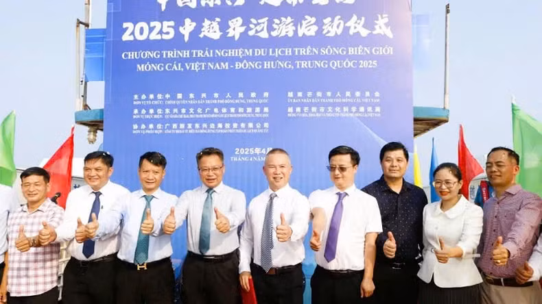 芒街市与东兴市政府和企业界的代表共同出席仪式，热烈欢迎项目的正式启动。