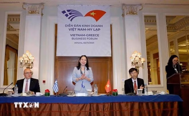 越南国家副主席武氏映春于2021年11月2日主持越南与希腊企业论坛。（图片来源：越通社）