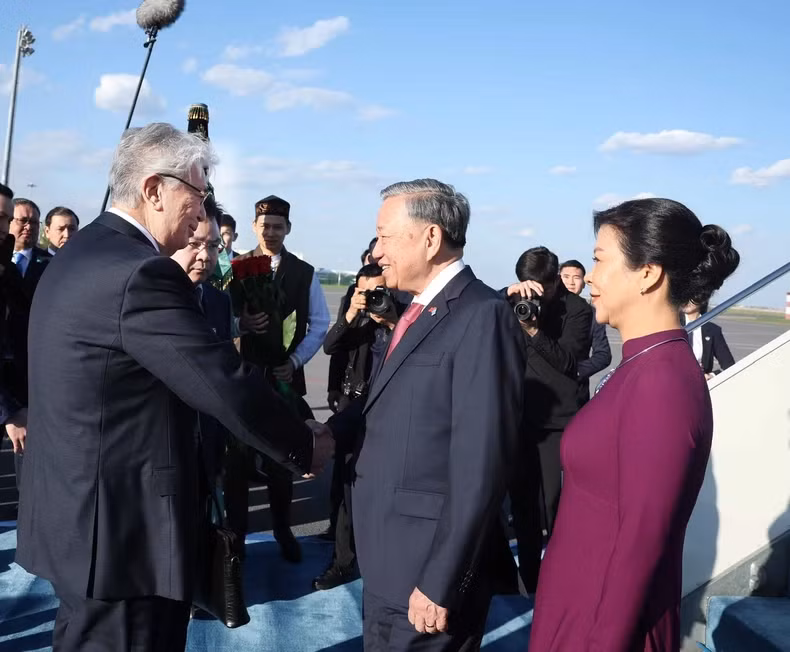 哈萨克斯坦共和国总统卡西姆 - 若马尔特·克梅列维奇·托卡耶夫到机场欢迎越共中央总书记苏林一行。