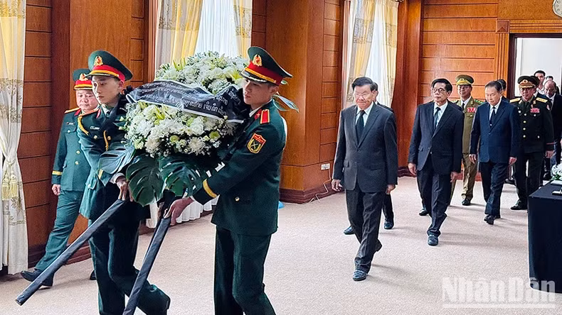 老挝人民革命党中央总书记、国家主席通伦·西苏里吊唁原国家主席陈德良同志逝世。