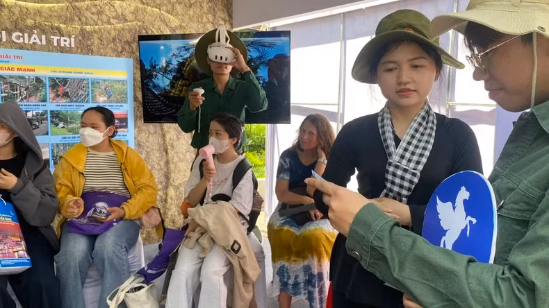 游客在工作人员指导下使用旅游产品搜索软件。