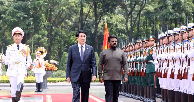 国家主席梁强与斯里兰卡总统迪萨纳亚克检阅仪仗队。（图片来源：越通社）
